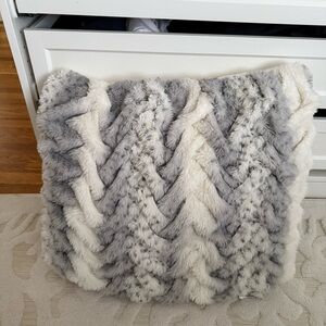 24”x24” Luxurious Gray and Cream Leopard Faux Fur Accent Throw Pillow EUC